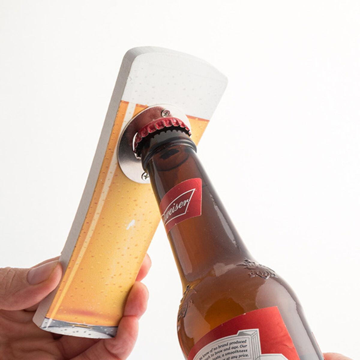 Beer-Collection-Flaschenöffner mit Bierglas-Motiv beim Öffnen einer Flasche