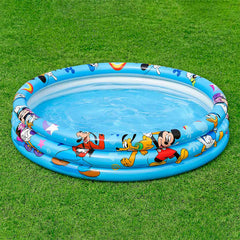 Mit Wasser gefülltes Bestway Mickey-und-Friends-Planschbecken auf einer Rasenfläche ohne Personen