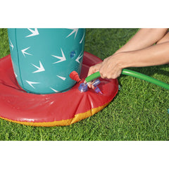 Detail des Gartenschlauchanschlusses an der Basis des Bestway Kaktus-Wassersprinklers