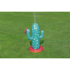 Bestway Kaktus-Wassersprinkler versprüht Wasser aus seiner Oberseite auf einer Rasenfläche