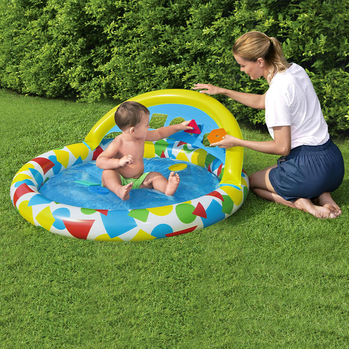 Kleinkind spielt im Bestway Lil-Splash-and-Learn-Becken mit Schaumstofffiguren unter unmittelbarer Aufsicht einer erwachsenen Person