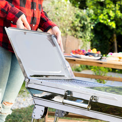 Seitliche Ablage des ExelQ-Grills wird nach oben geklappt