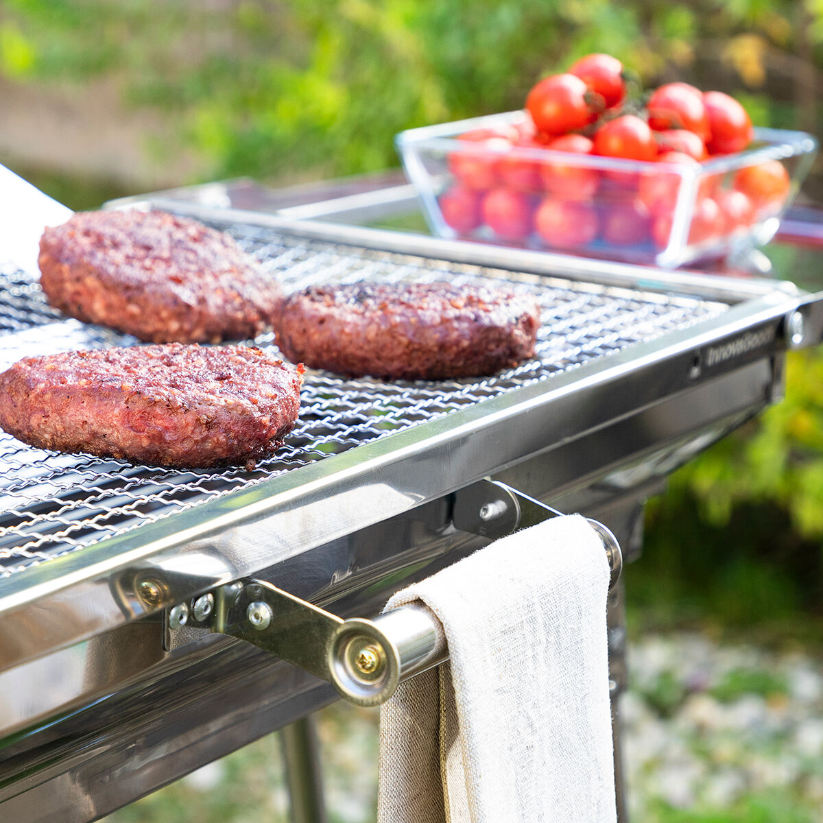 Grillgut auf dem ExelQ-Grillrost mit einer Ablage daneben