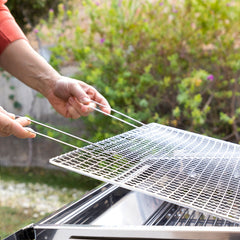 Oberer ExelQ-Grillrost mit zwei Griffen wird angehoben