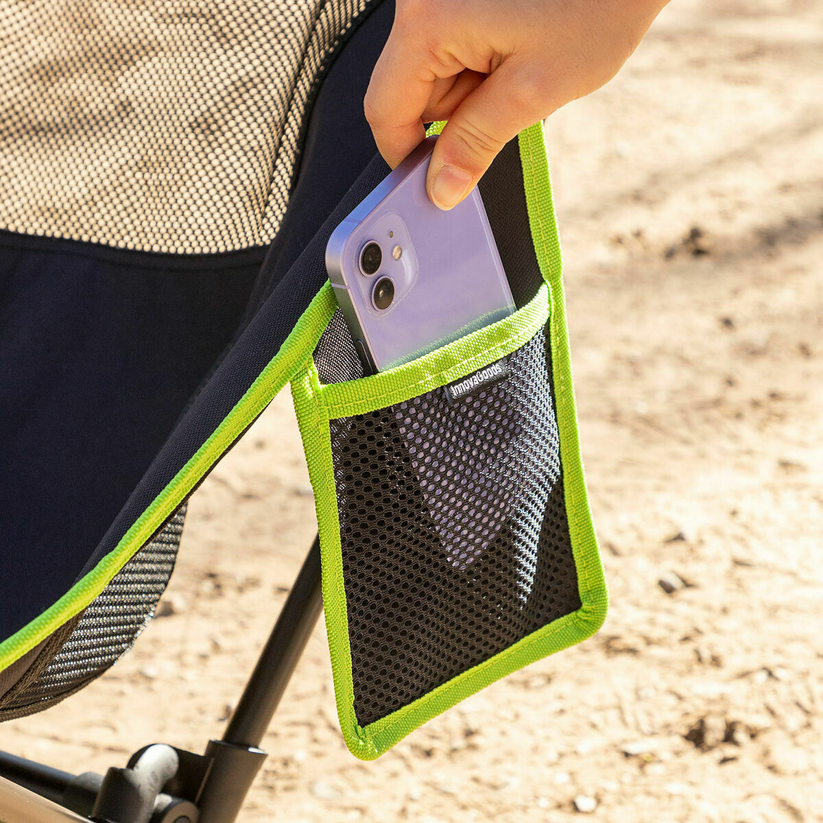 Seitentasche des Folstul Campingstuhls mit eingestecktem Mobiltelefon