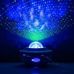 Sedlay mit blauen Lichtflächen und grünen Sternpunkten in einem dunklen Raum