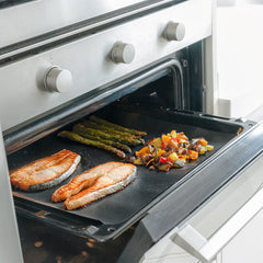 InnovaGoods Backmatte auf einem Backblech im geöffneten Backofen mit Lebensmitteln