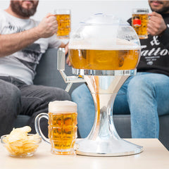 Ball Getränkespender auf einem Tisch bei einer geselligen Runde