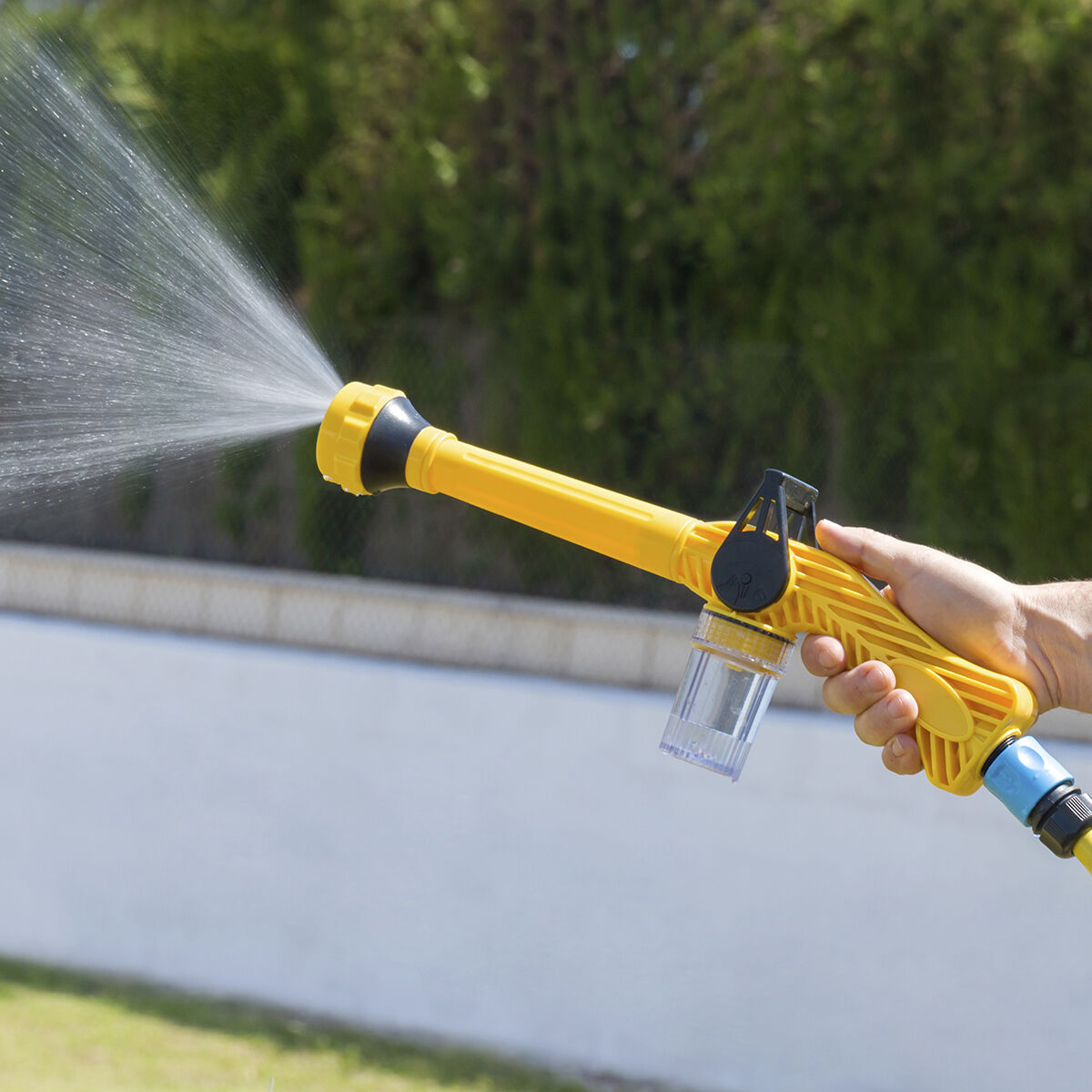 Forzater-Gartenschlauchspritze versprüht Wasser im Garten