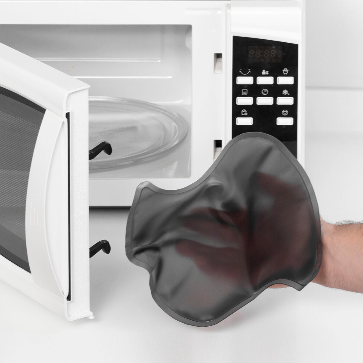 Separates Gelkissen vor einer geöffneten Mikrowelle