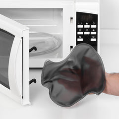 Separates Gelkissen vor einer geöffneten Mikrowelle
