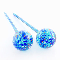 Zwei blaue Aqua-Loon-Glaskugeln liegend mit sichtbarem Glasmuster