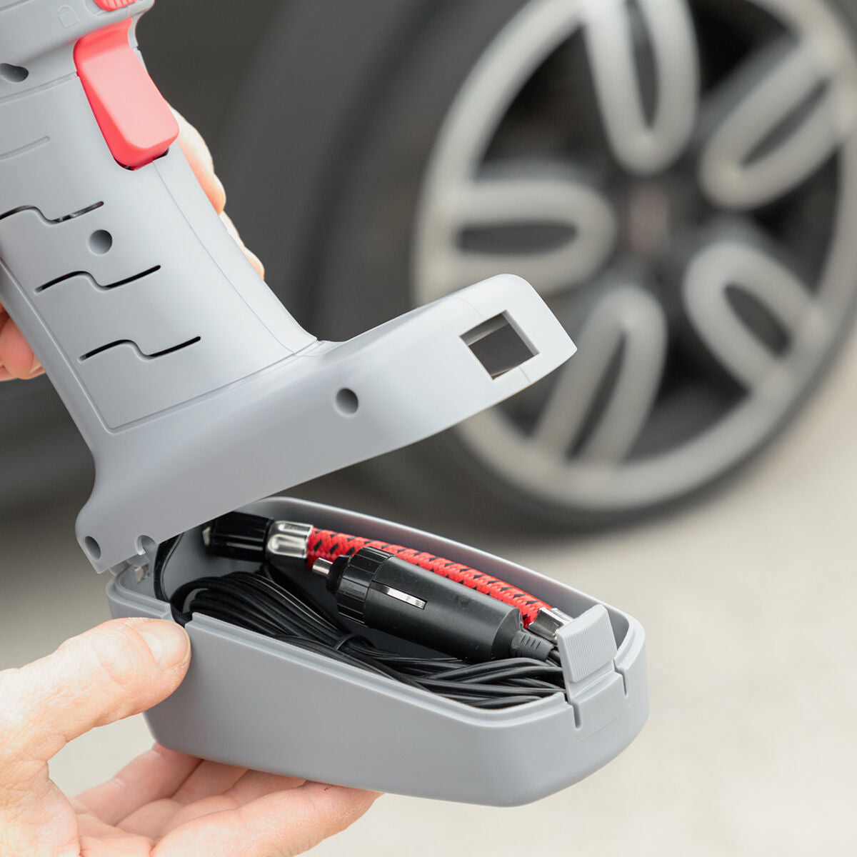 Sockelfach des Airpro+ Kompressors für Kabel und Zubehör