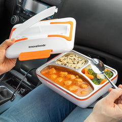 Geöffnete Pro Bentau Lunchbox mit drei Speisefächern, Besteckfach und Gabel im Fahrzeug