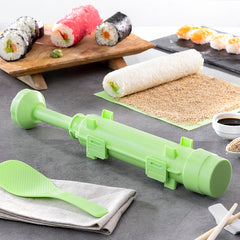 Grünes Suzooka-Sushi-Set mit Reisform, Löffel und Silikonmatte neben Sushirollen