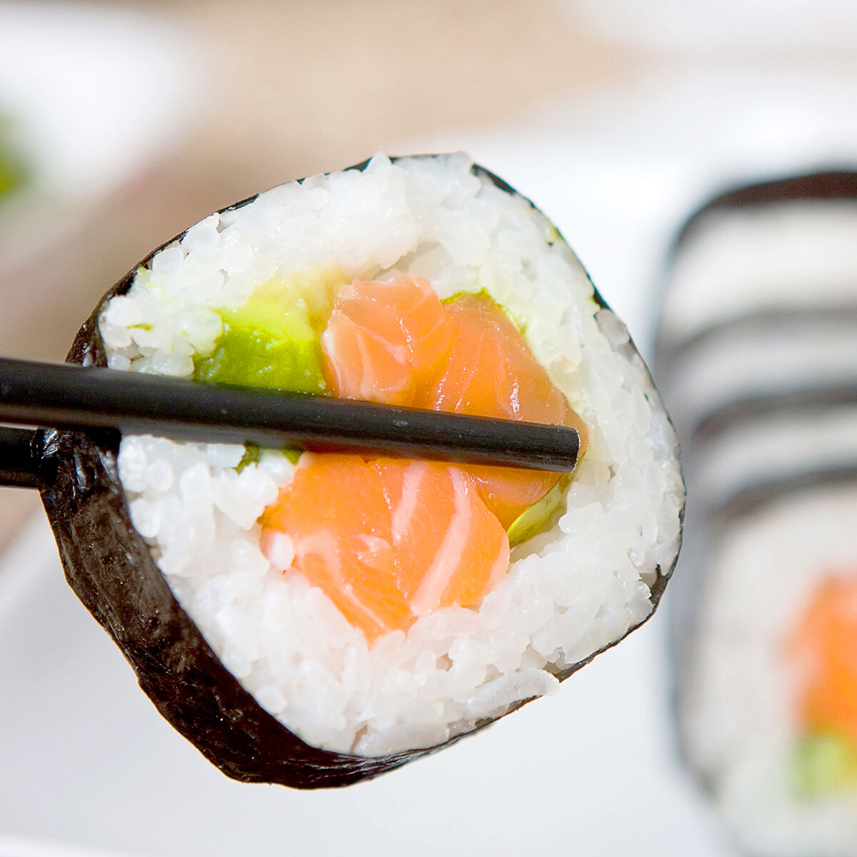 Nahaufnahme eines Stücks Sushi als Zubereitungsbeispiel