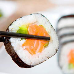 Nahaufnahme eines Stücks Sushi als Zubereitungsbeispiel