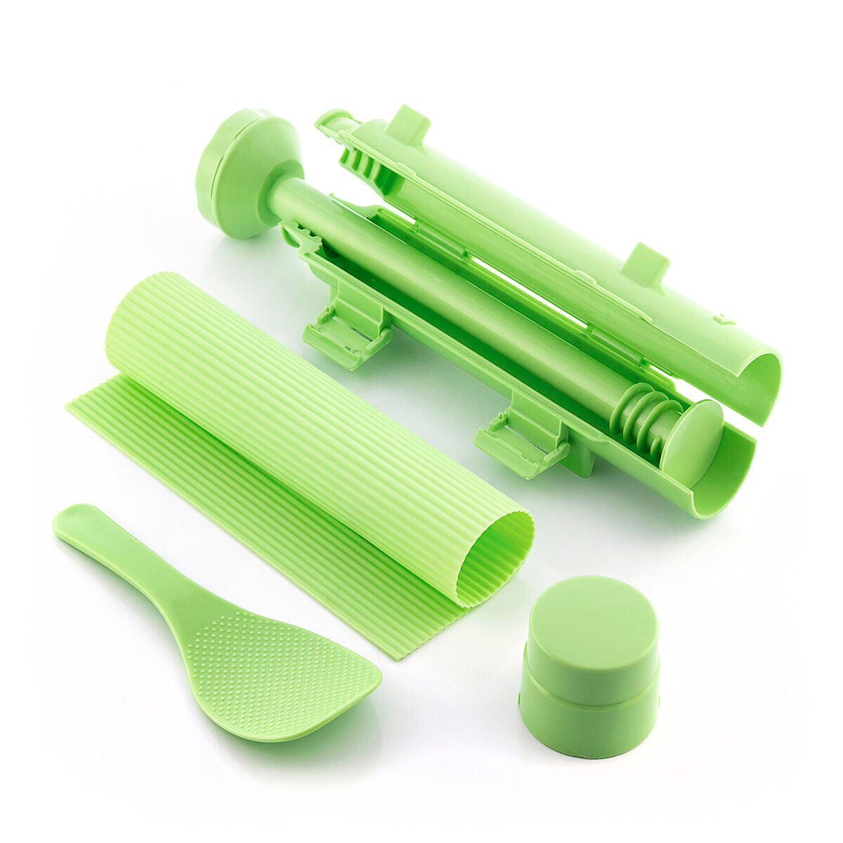 Grünes Suzooka-Sushi-Set mit geöffneter Form, Kolben, Löffel und Matte auf weißem Hintergrund