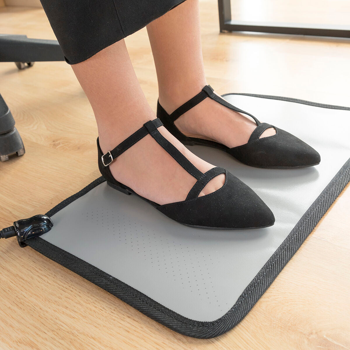 Nahansicht von Schuhen auf der grauen Hemat-Heizmatte