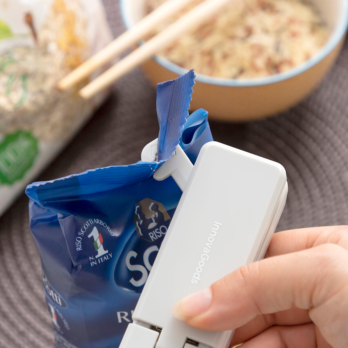 InnovaGoods Rebasyl öffnet mit aufgeklapptem Cutter einen blauen Kunststoffbeutel