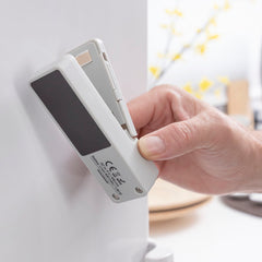 Unterseite des InnovaGoods Rebasyl mit schwarzer Magnetfläche und Typenschild für 400-mAh-Li-Ion-Akku und 5-V-Ladeeingang