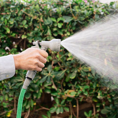 Graue Hoxtend-Brause sprüht Wasser vor einer Hecke