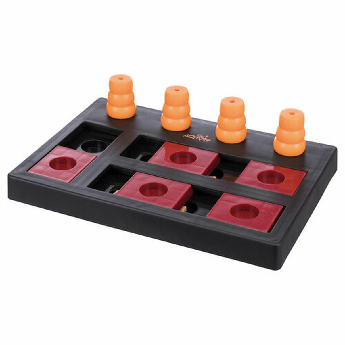 Schwarzes Chess-Spielbrett mit vier aufgestellten Kegeln in größerem Bildausschnitt