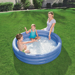 Kinder spielen im blauen Bestway Splash-n-Smile-Planschbecken im Garten unter Aufsicht einer erwachsenen Person