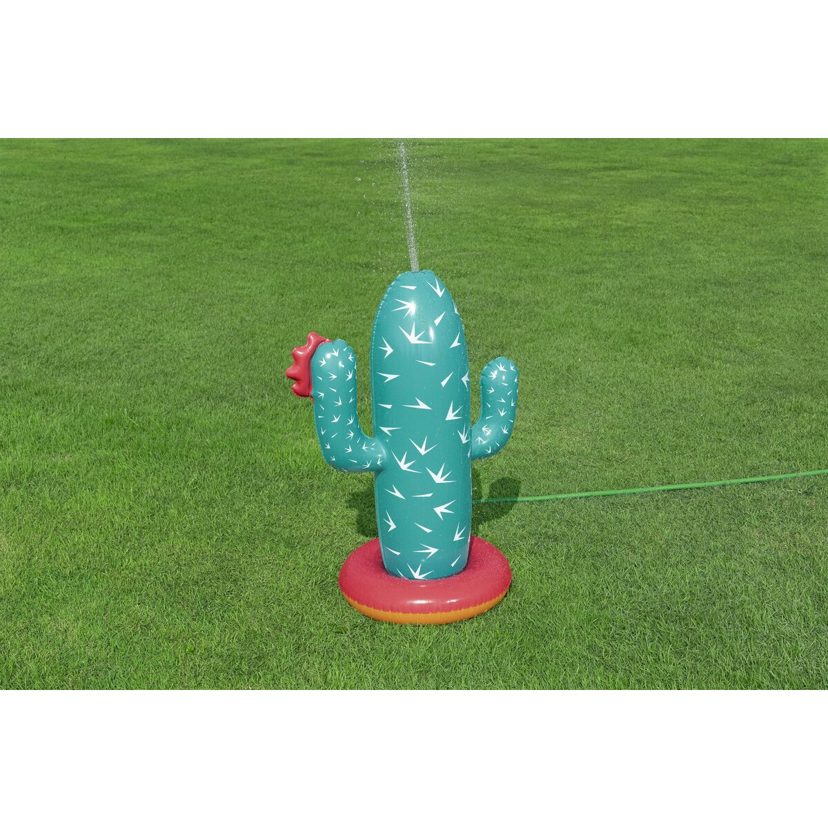 Bestway Kaktus-Wassersprinkler versprüht Wasser aus seiner Oberseite auf einer Rasenfläche