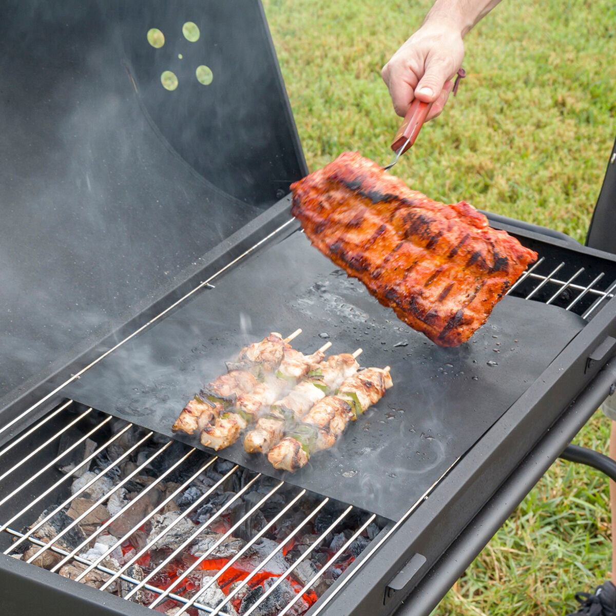 Zwei wiederverwendbare Grill- und Backmatten