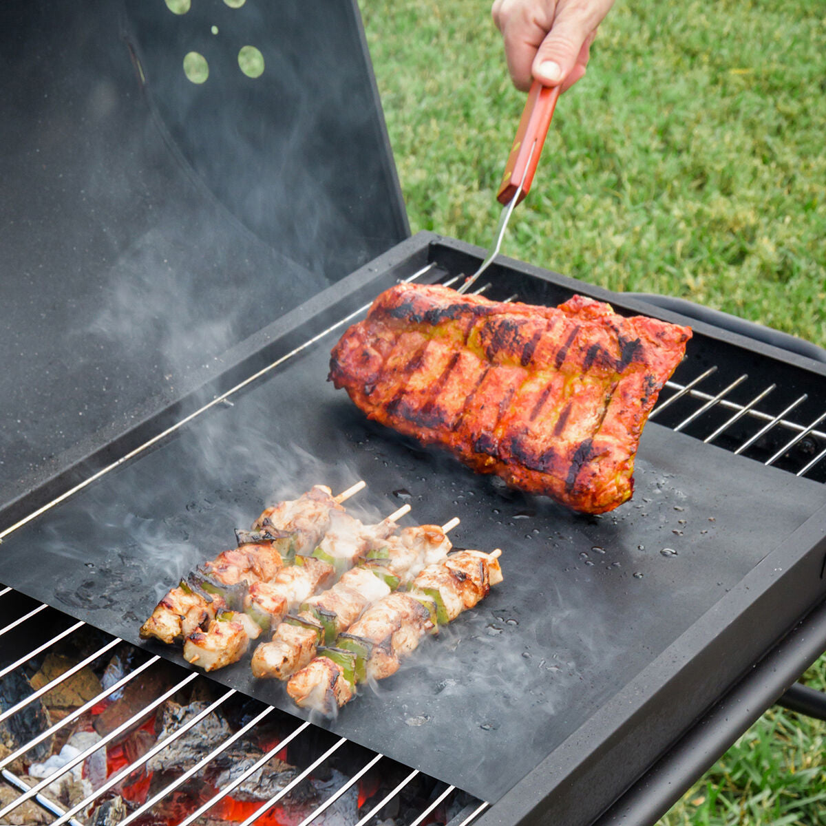 Grillmatte auf einem Grillrost