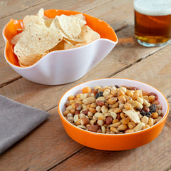 Zwei separate InnovaGoods Schalen mit Chips und Knabbergebäck