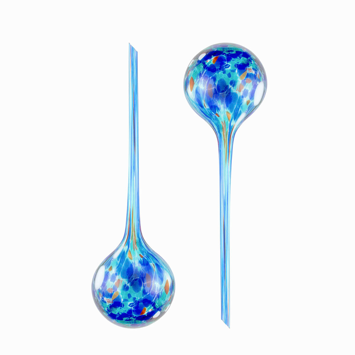 Zwei blaue Aqua-Loon-Bewässerungskugeln mit langen Glasstielen auf weißem Hintergrund