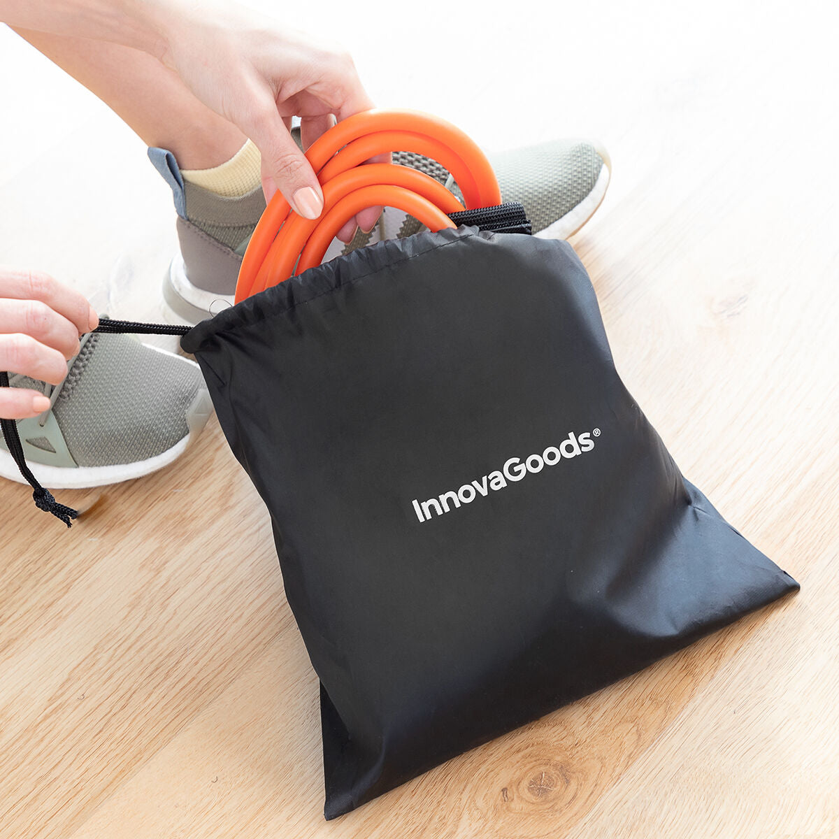Orangefarbene Bootrainer-Bänder werden im schwarzen Transportbeutel verstaut