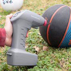 Airpro+ Luftkompressor beim Aufpumpen eines Balls