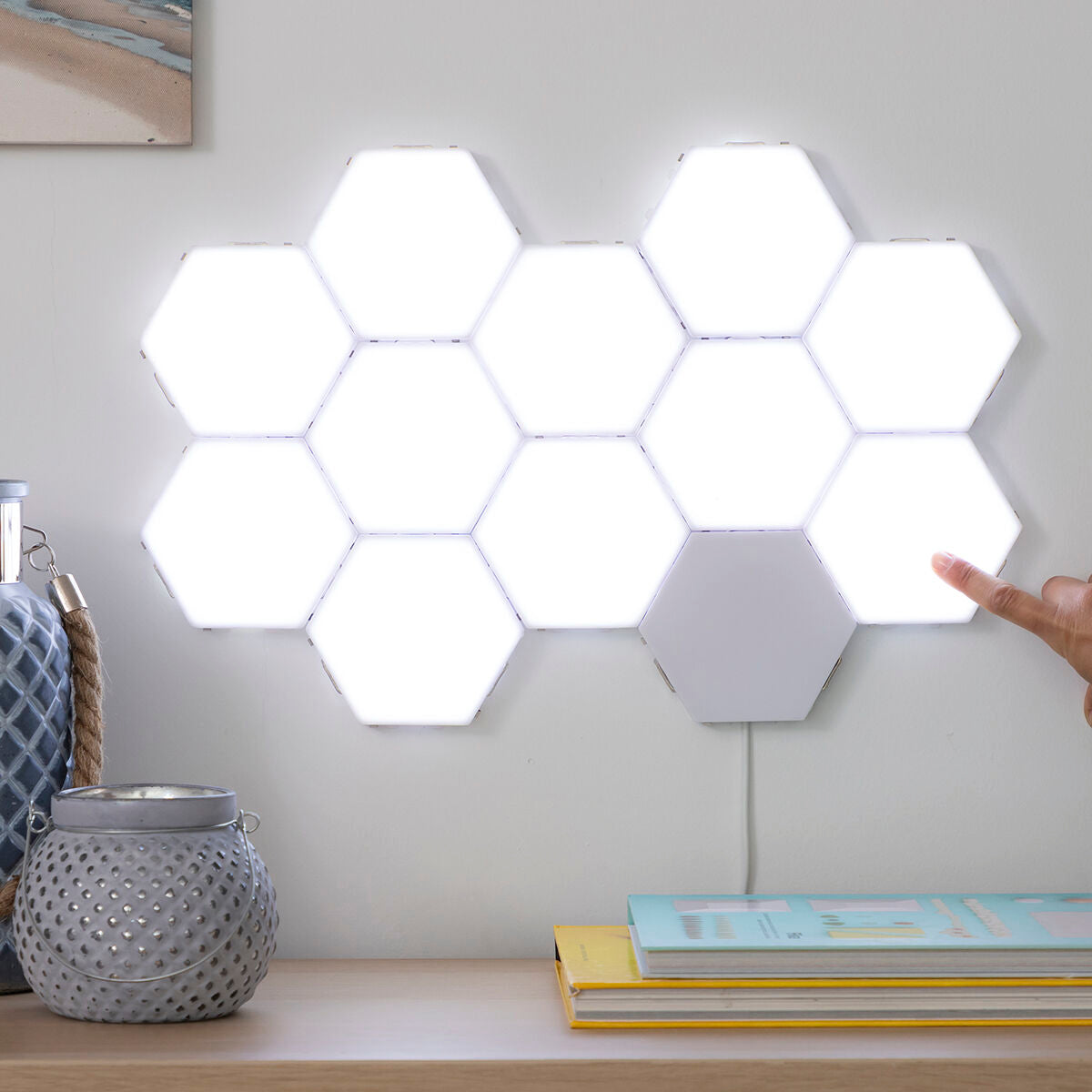 Große Tilight-Lichtfigur aus zusätzlichen Paneelen an einer Wand