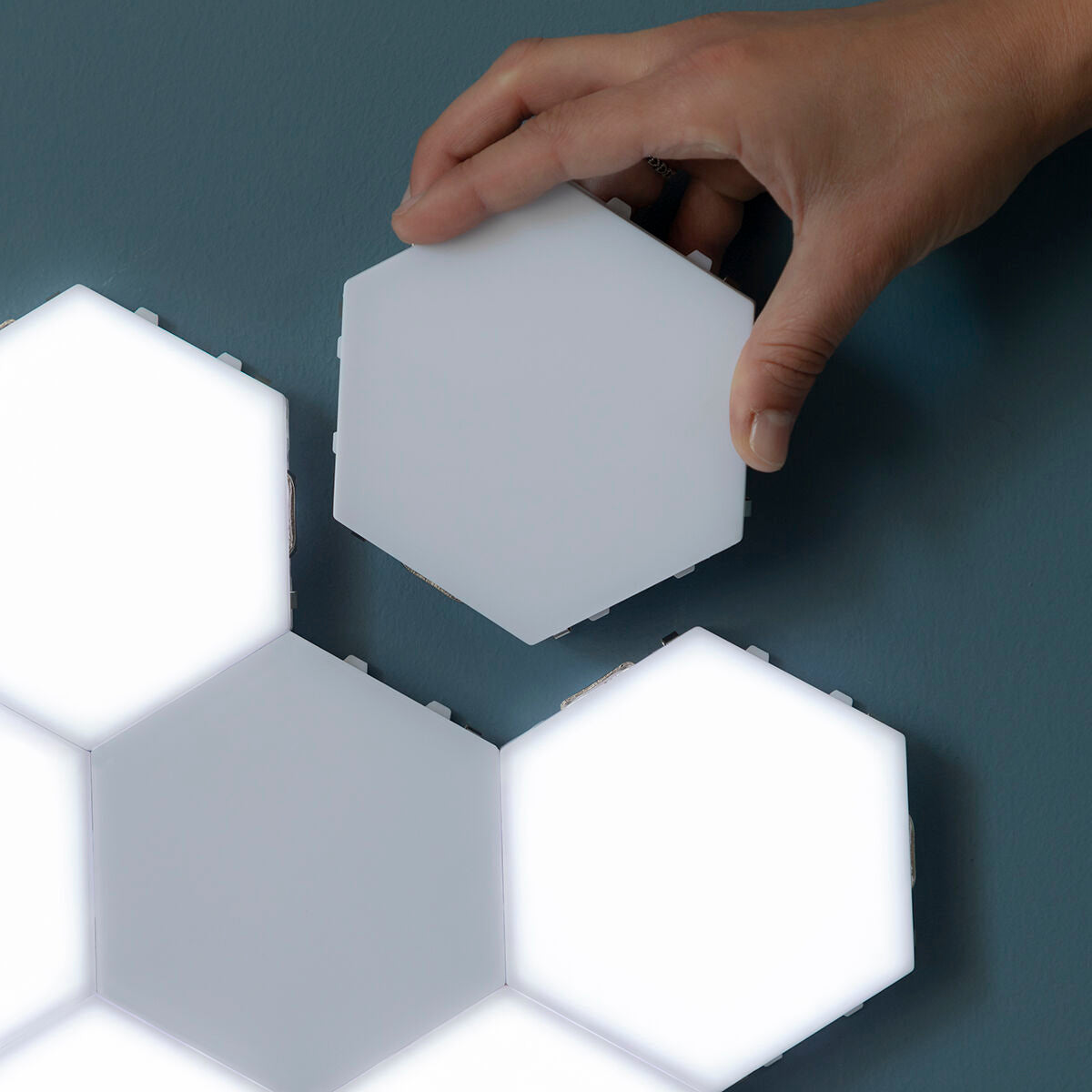 Ein Tilight-Paneel wird an zwei weitere Lichtmodule angesetzt