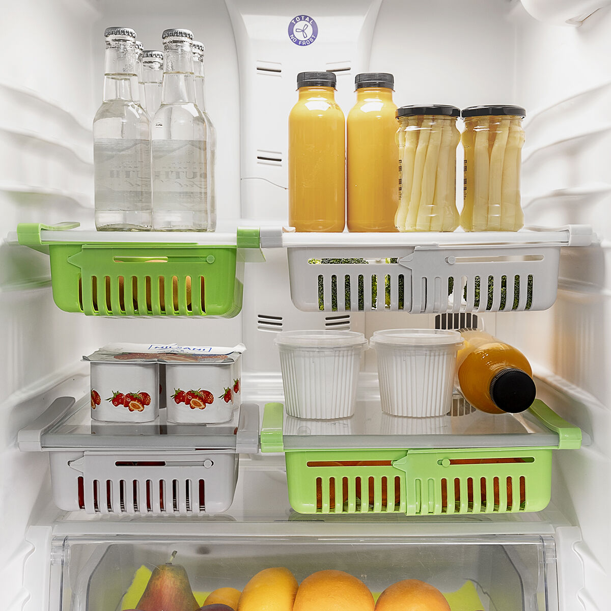Vier Friwer-Körbe in Grau und Grün als Einrichtungsbeispiel in einem Kühlschrank