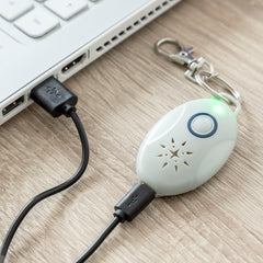 PetRep-Anhänger wird über Micro-USB-Kabel an einem Laptop geladen
