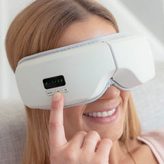 Nahansicht einer Person, die die Bedientaste von Eyesky drückt