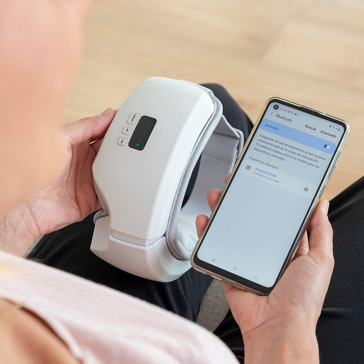 Eyesky-Massagegerät neben einem Smartphone zur Musikwiedergabe