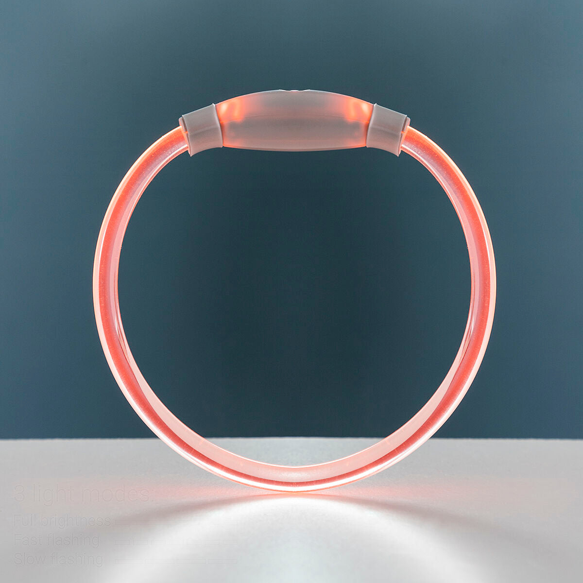 Orange leuchtendes InnovaGoods Petlux Leuchthalsband mit grauem Bedienteil als Produktansicht