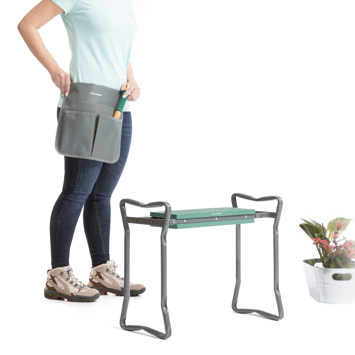 Situl Gartenbank mit Person und separater Werkzeugtasche