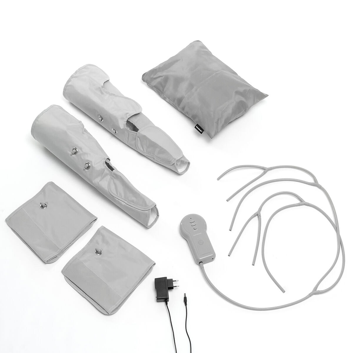 Maspres-Set mit Manschetten, Schläuchen, Steuergerät, Netzadapter und Beutel auf weißem Hintergrund