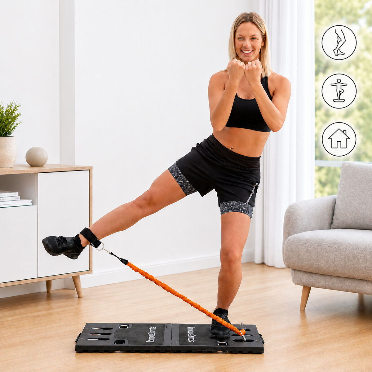 Person trainiert eine Beinbewegung mit Gympak-Max-Gurt und Widerstandsband